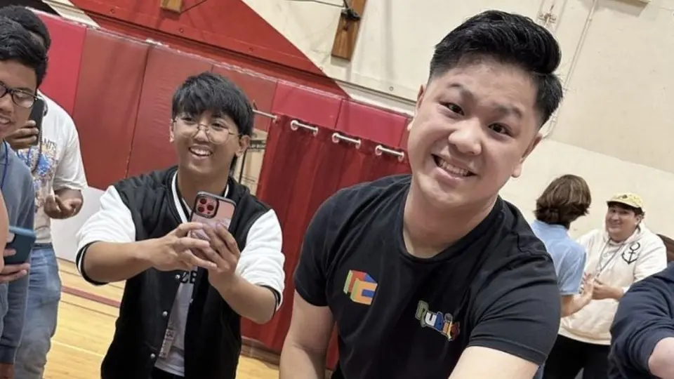 ¡NUEVO RÉCORD! Joven autista rompió la marca al armar un cubo rubik en tres segundos