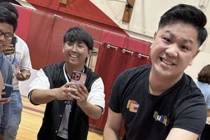 ¡NUEVO RÉCORD! Joven autista rompió la marca al armar un cubo rubik en tres segundos