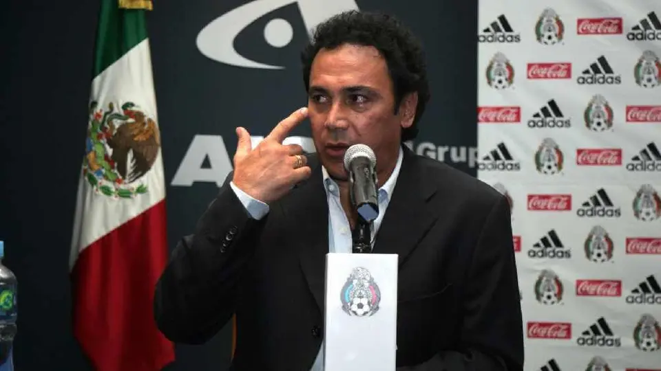 Hugo Sánchez le aconseja 'quedarse una hora extra en los entrenamientos' a Julián Araujo