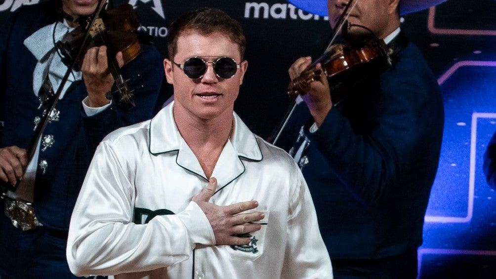 Canelo Álvarez llegó con un outfit deslumbrante