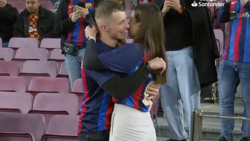 Pareja se comprometió en el Spotify Camp Nou durante El Clásico