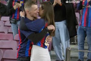 Pareja se comprometió en el Spotify Camp Nou durante El Clásico