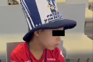 Niño que no dejaron entrar al Volcán por su sombrero fue invitado al Clásico Regio por Rayados