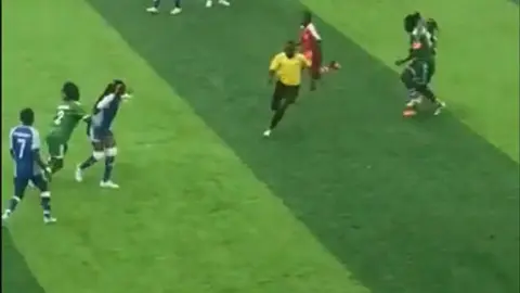 Árbitro no marca un penalti y jugadoras lo persiguen para golpearlo en el futbol de África