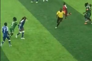 Árbitro no marca un penalti y jugadoras lo persiguen para golpearlo en el futbol de África
