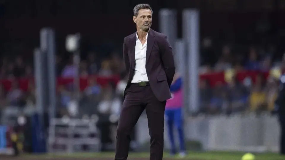Diego Cocca, técnico de México, captado a 'medio dormir' durante el Puebla vs Cruz Azul