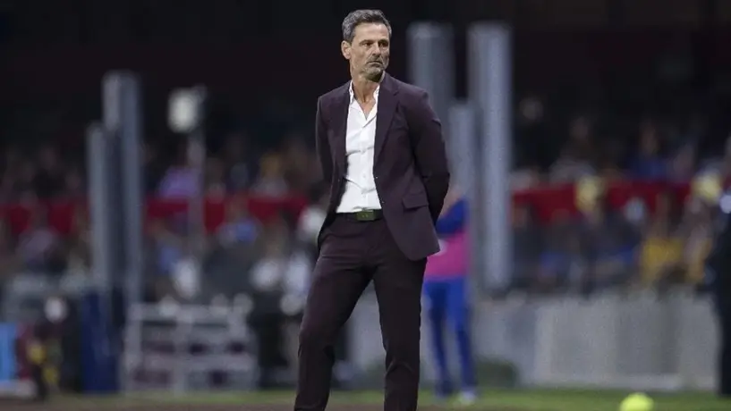 Diego Cocca, técnico de México, captado a 'medio dormir' durante el Puebla vs Cruz Azul