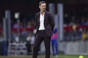 Diego Cocca, técnico de México, captado a 'medio dormir' durante el Puebla vs Cruz Azul