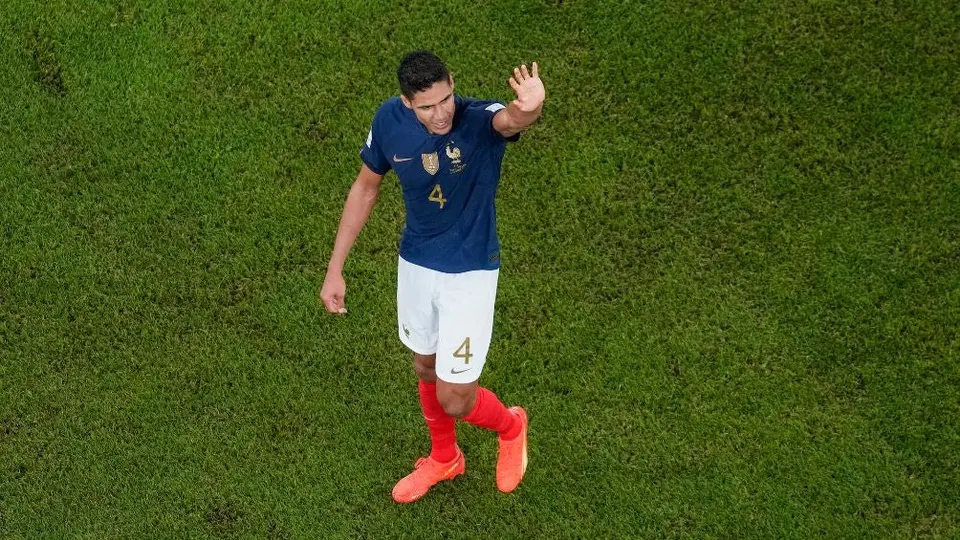 Raphael Varane se retira de la selección de Francia