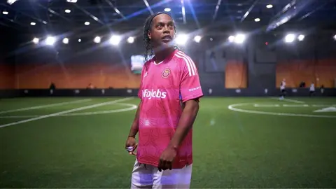 Ronaldinho durante su debut en la Kings League: "Yo no voy a correr, que corra otro"