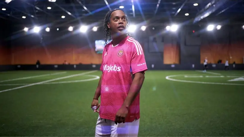 Ronaldinho durante su debut en la Kings League: "Yo no voy a correr, que corra otro"