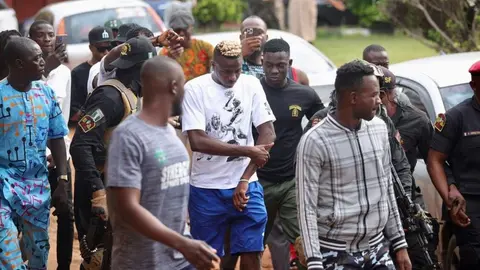 Víctor Osimhen sorprende a maestra que lo impulsó a no dejar el futbol en Nigeria