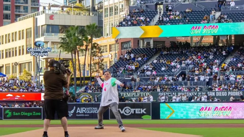 Miguel Herrera hizo el lanzamiento inicial en el Dodgers vs Padres por el 5 de mayo