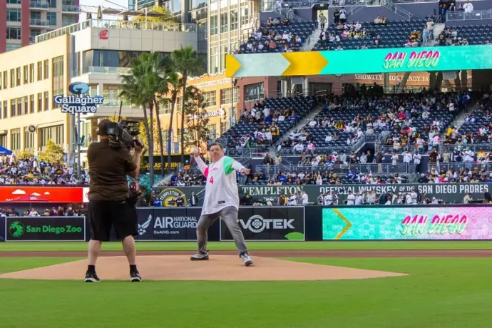 Miguel Herrera hizo el lanzamiento inicial en el Dodgers vs Padres por el 5 de mayo