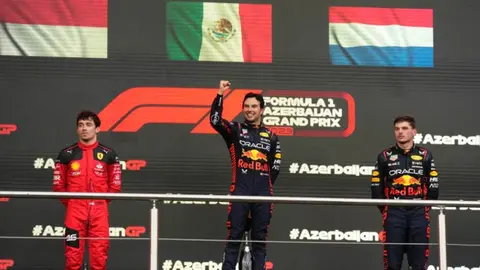Checo y Leclerc tuvieron un momento gracioso después de la carrera: "Al menos déjame sentarme en tu silla"