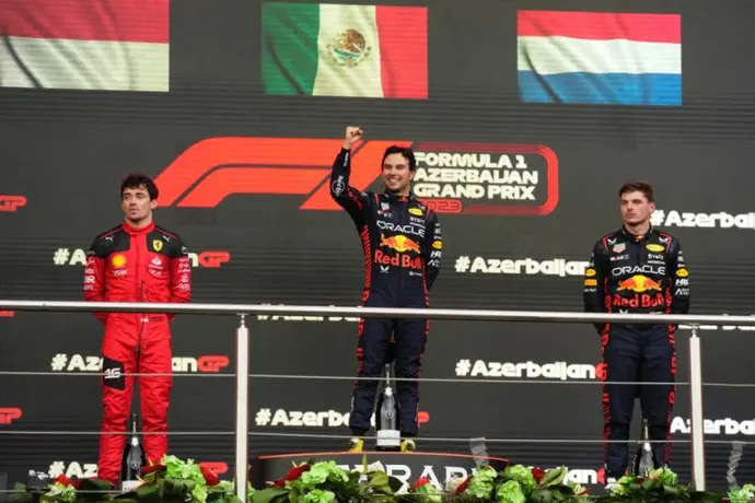 Checo y Leclerc tuvieron un momento gracioso después de la carrera: "Al menos déjame sentarme en tu silla"