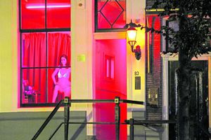 Tamaulipas: Exhiben a mujeres trabajadoras sexuales en vitrinas al estilo Ámsterdam