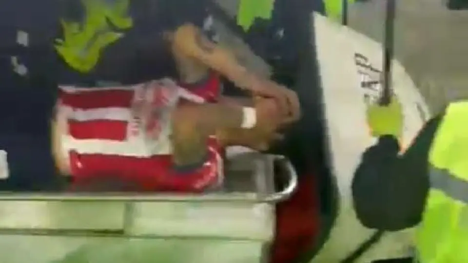 Chivas: Carlos Cisneros salió en lágrimas tras una lesión en el Clásico Nacional