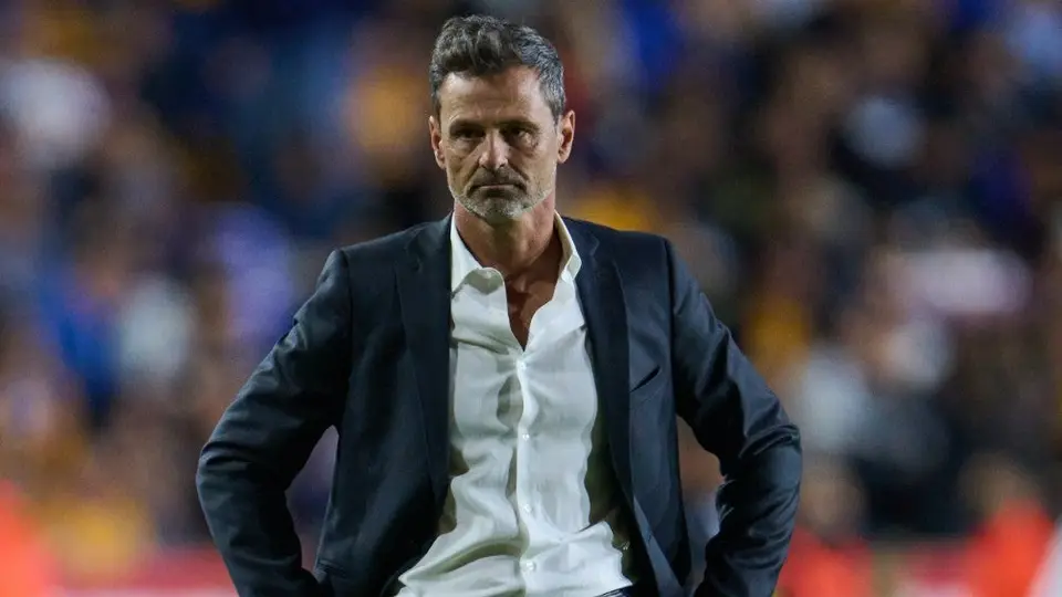 Diego Cocca habla con Diego Reyes tras salir molesto por no jugar vs Pachuca