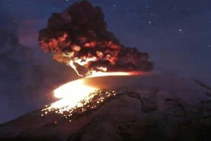 ¡Temor en Puebla! Fuerte explosión del Popo provoca suspensión de clases en 11 municipios