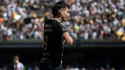 Juan Ignacio Dinenno festejó gol ante Atlas con el paso del 'Pingüinazo' de Medio Metro