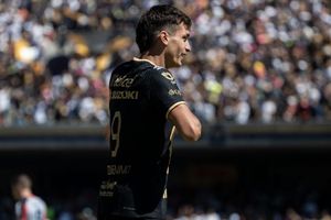 Juan Ignacio Dinenno festejó gol ante Atlas con el paso del 'Pingüinazo' de Medio Metro