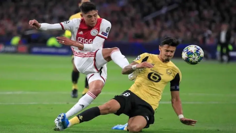 Edson Álvarez salió lesionado del hombro en la goleada del Ajax sobre el Rotterdam