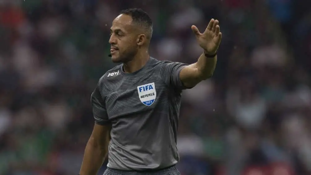 Ismail Elfath suspendiendo el partido | MEXSPORT
