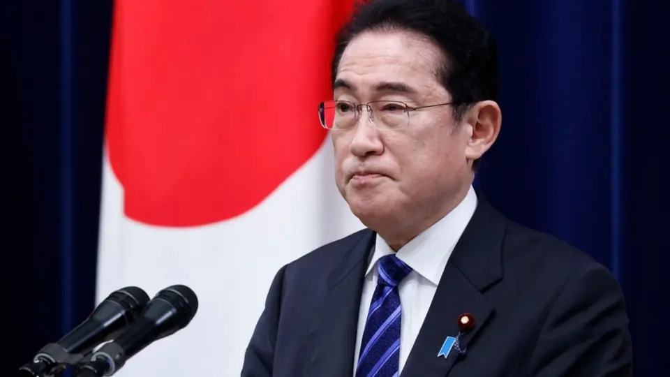 El primer ministro japonés es evacuado luego de una explosión durante discurso