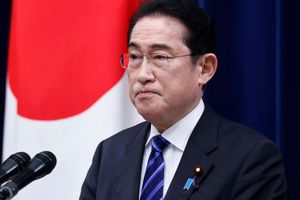 El primer ministro japonés es evacuado luego de una explosión durante discurso