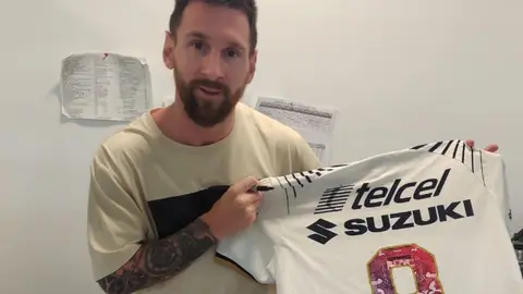 Lionel Messi posó con la camiseta de Pumas perteneciente a Juan Dinenno