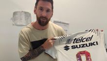 Lionel Messi posó con la camiseta de Pumas perteneciente a Juan Dinenno