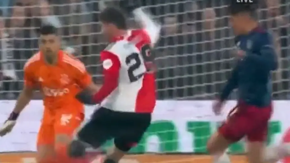 Santi Giménez humilló a Edson Álvarez y a Jorge Sánchez en contragolpe