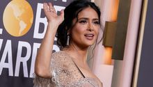 Salma Hayek acudió a los Globos de Oro con Pulparindo y mazapanes