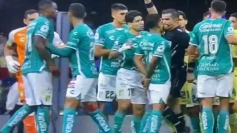 Árbitro Fernando Hernández da rodillazo al jugador de León Lucas Romero