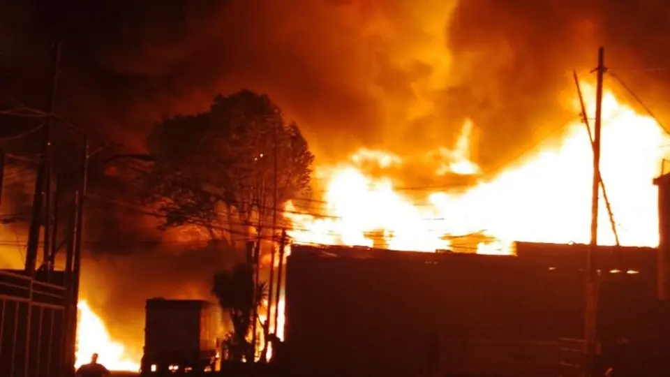 Incendio en la Central de Abastos de la Ciudad de México genera caos
