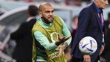 Dani Alves animó a sus compañeros de prisión  a jugar futbol; recientemente anotó dos goles