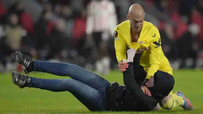 Marko Dmitrovic sometió a un aficionado que lo atacó en el PSV vs Sevilla