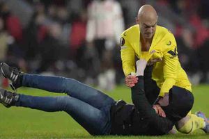 Marko Dmitrovic sometió a un aficionado que lo atacó en el PSV vs Sevilla