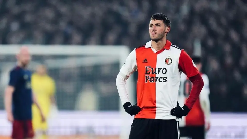 Santi Giménez no anota en triunfo de Feyenoord sobre Emmen y se aleja del título de goleo