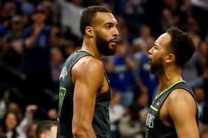 NBA: Tremendo puñetazo le soltó Rudy Gobert a su compañero de Timberwolves