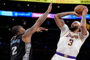 Lakers vence a Grizzlies y toma ventaja en la serie