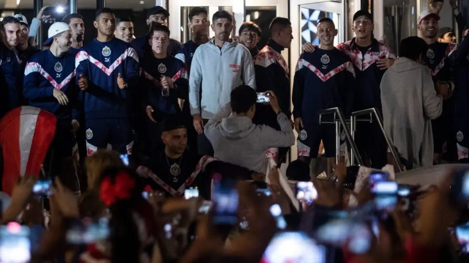 Chivas: Afición rojiblanca le llevó serenata al Rebaño previo al Clásico Nacional de las 'Semis'
