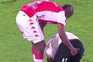 ¡Esa mano profe! Marlon Torres 'manosea' a Alex Valera tras disputar un balón
