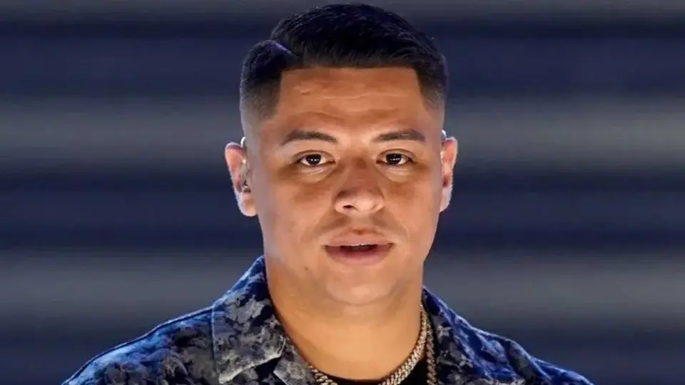 Eduin Caz de Grupo Firme se aventó al público, nadie lo cacha, se cae y video se hace viral