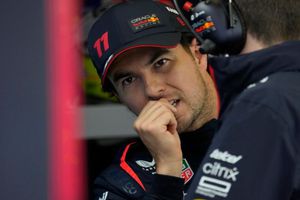 Alain Prost pronostica 'crisis' en Red Bull debido a Checo Pérez