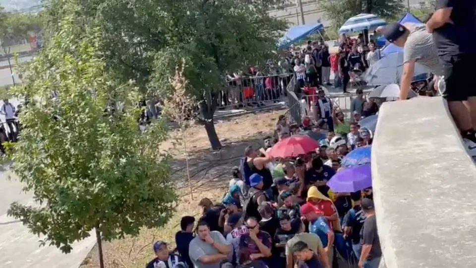 Clásico Regio: Aficionados de Rayados duermen afuera del Estadio BBVA en busca de un boleto