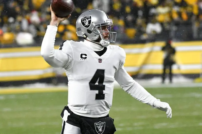 Raiders: Derek Carr será mandando a la banca por bajo rendimiento