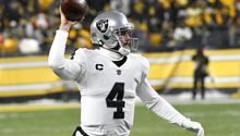 Raiders: Derek Carr será mandando a la banca por bajo rendimiento
