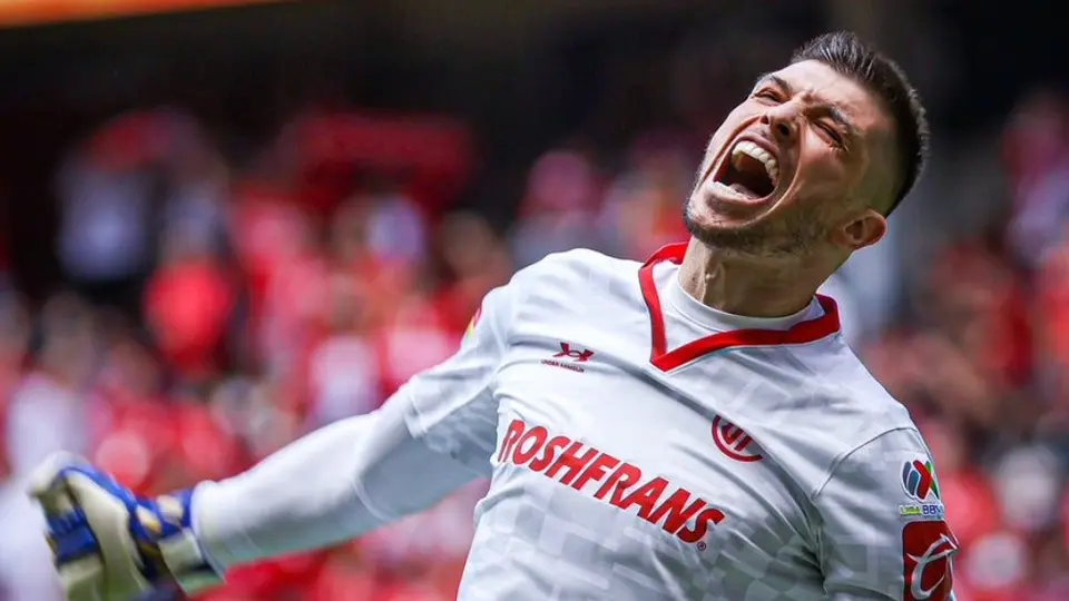 ¡A lo 'Panenka'! Tiago Volpi metió golazo de penal en la victoria del Toluca